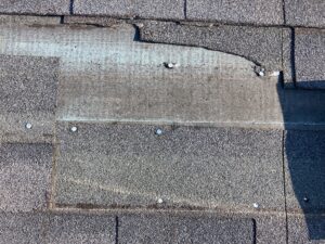 釘が露出している屋根の表面