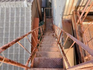 撤去する前の階段