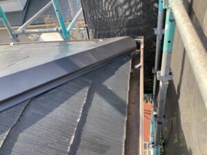 新しい貫板と棟板金に変えた屋根